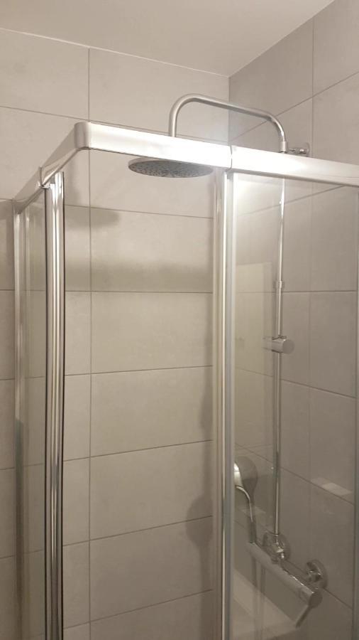 New Cheap Private Room, Kitchen , Overwieuw Sea,Tram On Spot, 12 Minutes From Nice Train Station With Tram , Beach In 17 Min Tram , Chambre Privee Pas Cher, Cuisine Equipee , Tram Sur Place, Apercu Mer, 12 Min De La Gare De Nice Avec Le Tram, 17 Min 外观 照片